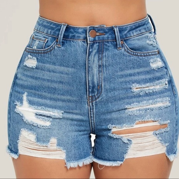 Curvy Distressed Denim Shorts. Size XL - Picture 1 of 6